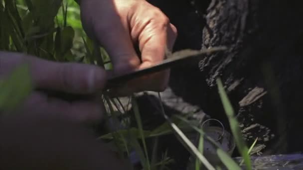 Rebeldes entrenan para crear en el campo de batalla trampas de granadas contra soldados de infantería enemigos — Vídeos de Stock