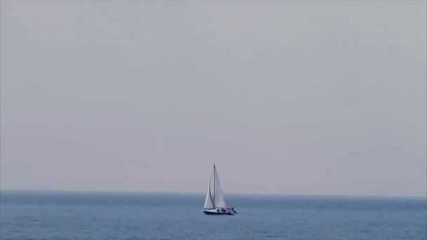 Lo yacht a vela in alto mare — Video Stock