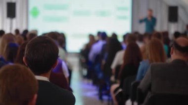 diğer kişi konferansta konuşma adam dinler