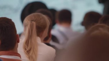kadın Konferansı'nda diğer kişinin konuşma dinler