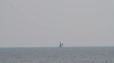 Beyaz yelkenli gemi yatlar