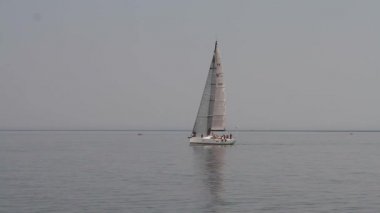 Beyaz yelkenli gemi yatlar