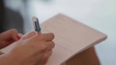 Kız bir defter notları var