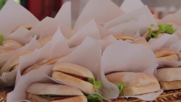 Panini appetitosi con ripieni rasati su un tavolo — Video Stock