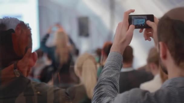 El joven dispara el rendimiento del hombre con el smartphone — Vídeo de stock