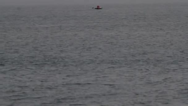 Pescador em um barco inflável — Vídeo de Stock