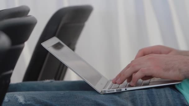 Teclear la mano en el teclado portátil — Vídeos de Stock