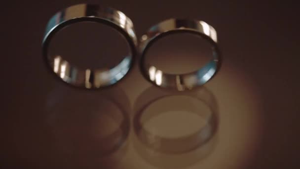 Costosos anillos de oro brillante en el movimiento — Vídeo de stock