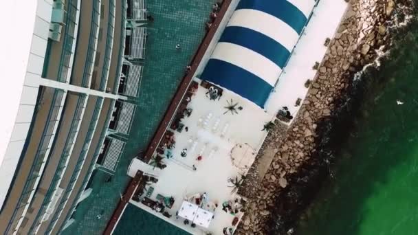 Modernes Bürogebäude am Meer aus Vogelflughöhe — Stockvideo