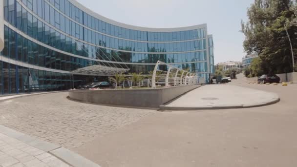 Edificio de oficinas moderno — Vídeo de stock