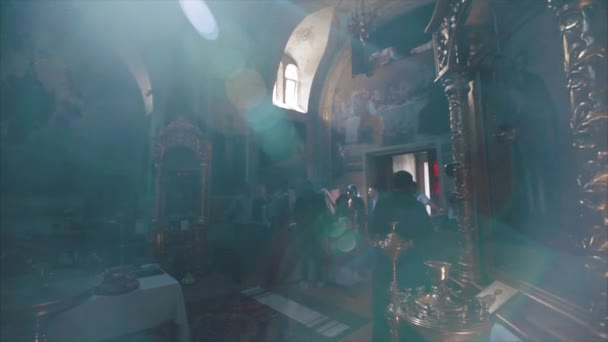 Huwelijksceremonie in orthodoxe kerk — Stockvideo