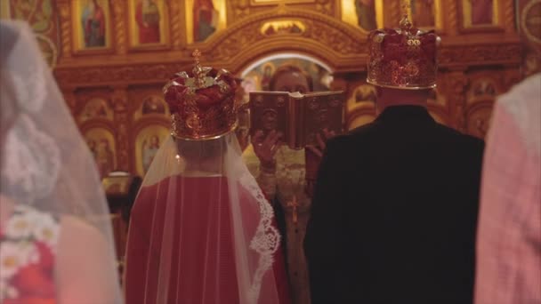 Wedding ceremony in orthodox church — Stock Video