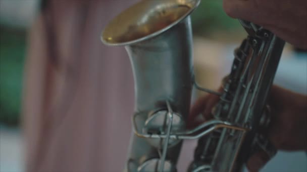Spel av saxofonist, närbild — Stockvideo