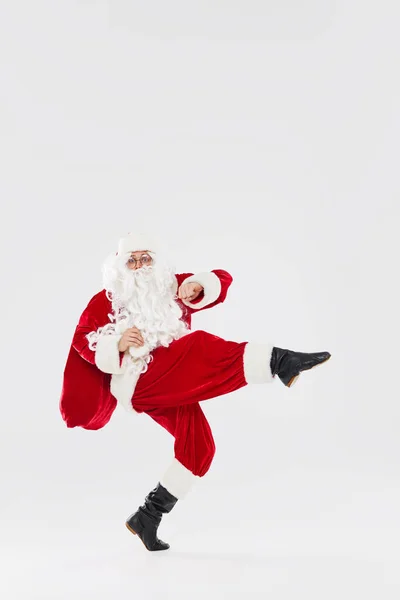 Радісний Санта Ходить Цілому Світі Сумкою Подарунками Спині Білому Тлі — стокове фото