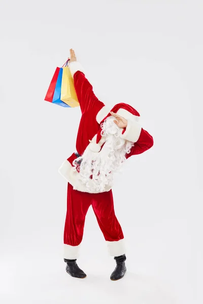 Joyful Santa Claus Rood Kostuum Dansen Schar Stap Met Boodschappentassen — Stockfoto