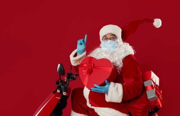 Père Noël Âgé Dans Masque Protecteur Gants Sur Une Moto — Photo