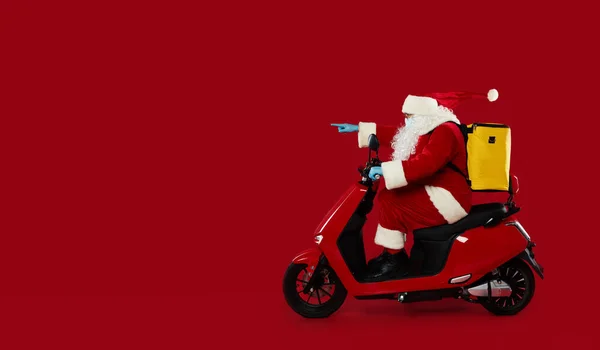 Santa Claus Kurýr Ochranné Masce Rukavice Rychle Nese Objednávku Červené — Stock fotografie