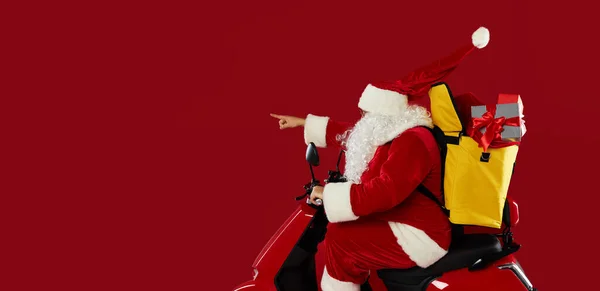 Santa Claus Courier Захисній Масці Рукавицях Швидко Несе Подарункові Коробки — стокове фото
