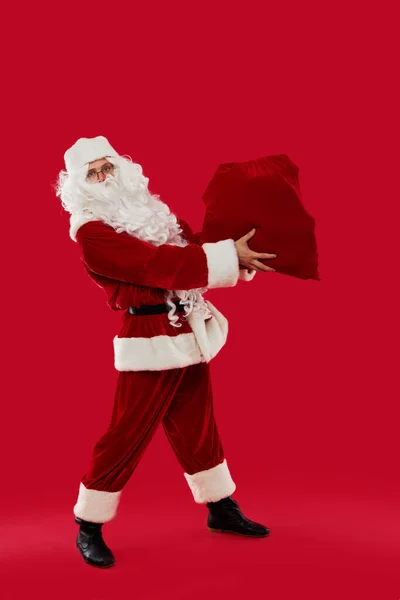 Feliz Santa Claus Sosteniendo Cajas Con Regalos Sobre Fondo Rojo — Foto de Stock