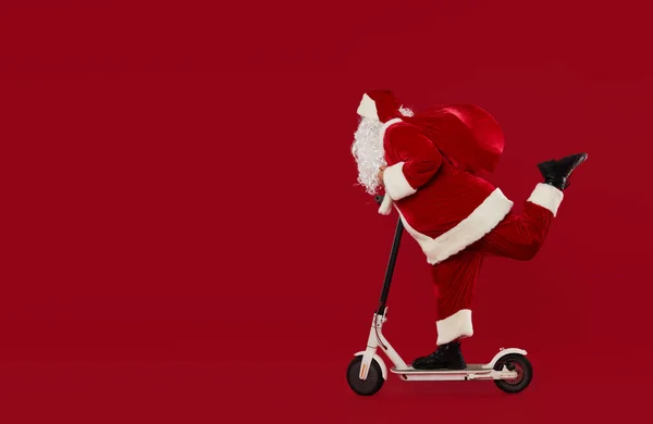 Ritratto Figura Intera Babbo Natale Cavalcando Scooter Elettrico Isolato Sfondo — Foto Stock