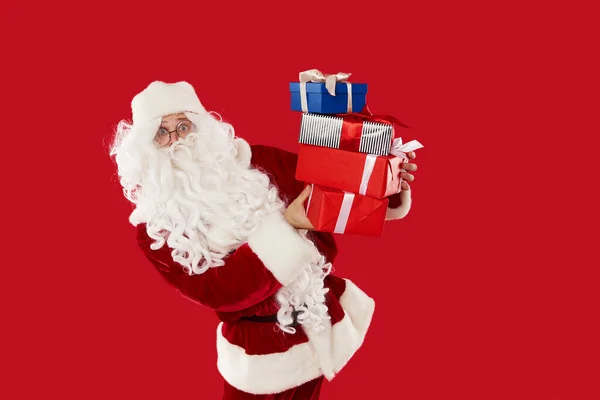 Happy Santa Claus Držení Krabice Dárky Červeném Pozadí — Stock fotografie
