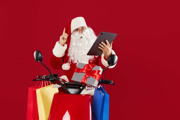 Portrét Veselého Bláznivého Santa Clause Retro Motorce Dodává Dárky Červeném — Stock fotografie