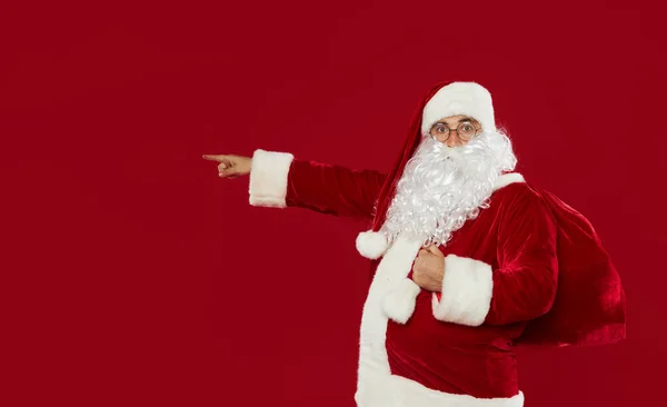 Verrast Dat Kerstman Naar Links Wijst Voor Tekst Rode Studio — Stockfoto