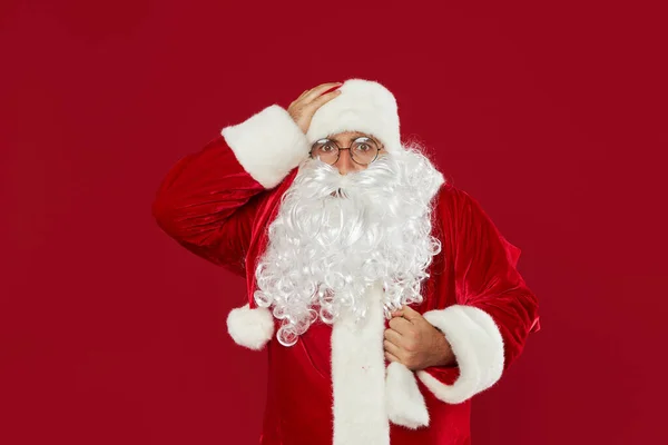 Sorprendido Santa Claus Gafas Redondas Con Bolsa Regalos Aislados Sobre — Foto de Stock