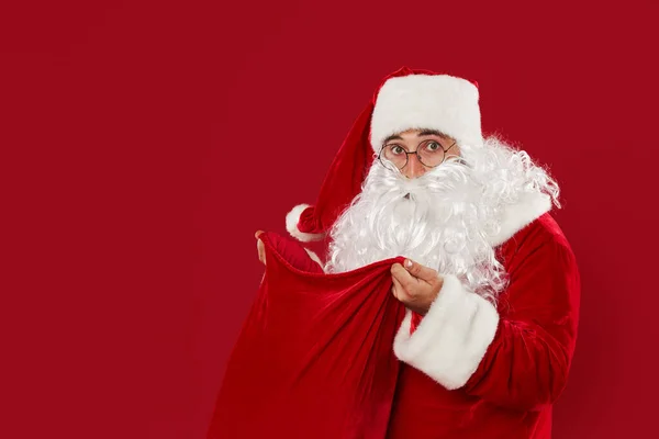 Verrast Kerstman Ronde Glazen Gluurt Een Zak Vol Geschenken Een — Stockfoto