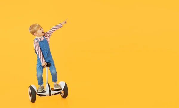 Rolig Pojke Pojke Rida Hoverboard Eller Gyroscooter Gul Bakgrund Reklam — Stockfoto