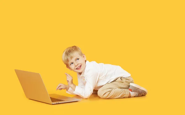 Дитячий Хлопчик Літтл Використовує Ноутбук Жовтому Тлі Освіта Онлайн Навчання — стокове фото