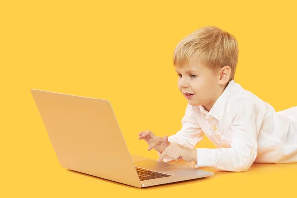 Mały Chłopiec Korzystający Laptopa Żółtym Tle Edukacja Nauka Online Nauka — Zdjęcie stockowe