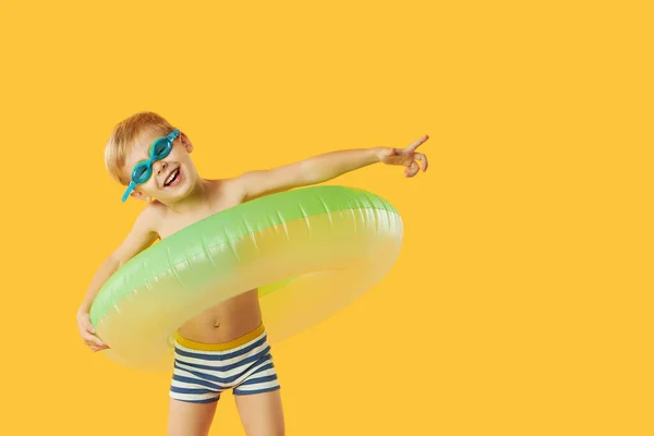 Retrato Menino Feliz Sorridente Óculos Natação Com Círculo Borracha Inflável — Fotografia de Stock