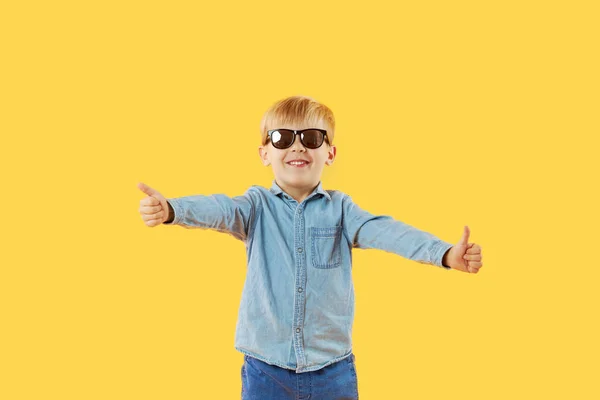 Porträt Eines Überraschten Kleinen Jungen Mit Sonnenbrille Kind Hat Spaß — Stockfoto
