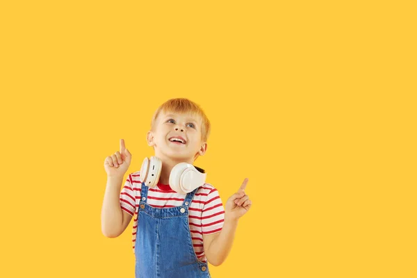 Der Lächelnde Junge Hört Gerne Musik Kopfhörern Über Einem Bunten — Stockfoto