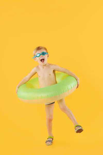 Retrato Niño Feliz Sonriente Gafas Natación Con Círculo Goma Inflable — Foto de Stock