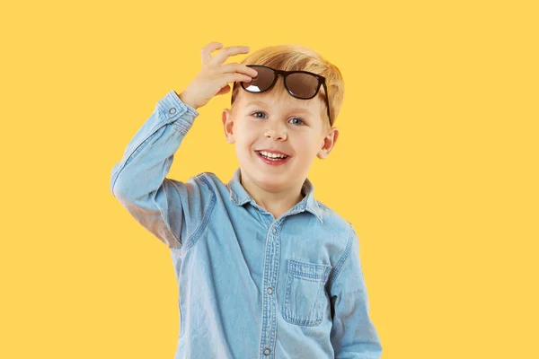 Porträt Eines Überraschten Kleinen Jungen Mit Sonnenbrille Kind Hat Spaß — Stockfoto