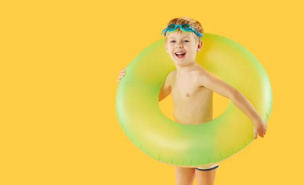 Πορτρέτο Του Χαμογελαστού Χαρούμενο Παιδί Αγόρι Στην Κολύμβηση Γυαλιά Νέον — Φωτογραφία Αρχείου