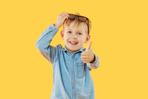 Porträt Eines Überraschten Kleinen Jungen Mit Sonnenbrille Kind Hat Spaß — Stockfoto