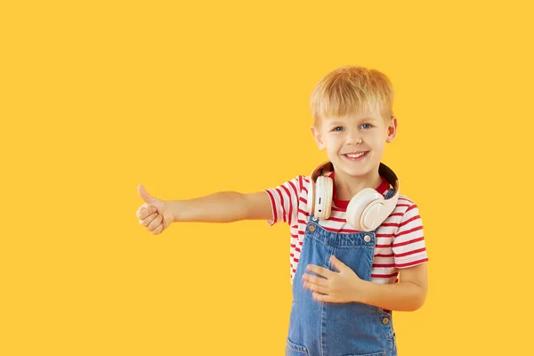 Glimlachend Jongetje Luistert Graag Naar Muziek Hoofdtelefoon Kleurrijke Gele Achtergrond — Stockfoto