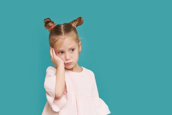 Λυπημένο Κοριτσάκι Που Υποφέρει Από Πονόδοντο Απομονωμένο Μπλε Φόντο Αναστατωμένο — Φωτογραφία Αρχείου