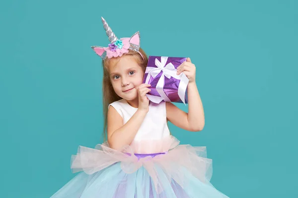 Menina Bonito Vestido Tule Elegante Cabeça Unicórnio Celebra Festa Aniversário — Fotografia de Stock