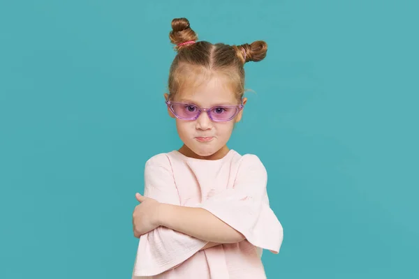 Retrato Menina Perturbada Óculos Sol Elegantes Fundo Azul Cara Engraçada — Fotografia de Stock