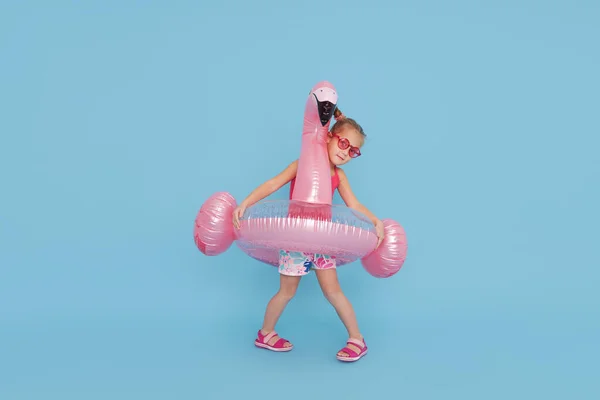 Uma Menina Alegre Maiô Com Anel Inflável Flamingo Vai Férias — Fotografia de Stock