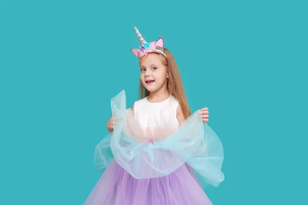 Jednorožkyně Vtipná Tvář Roztomilé Dítě Dívka Elegantní Tulle Šaty Jednorožec — Stock fotografie