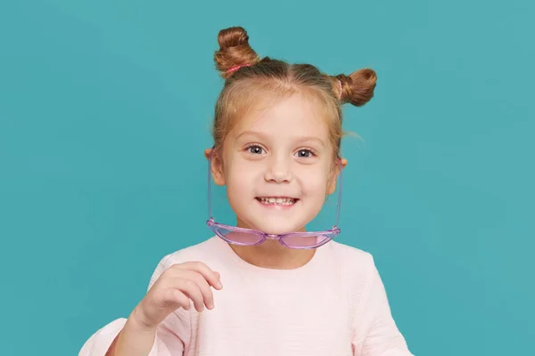 Πορτρέτο Του Χαμογελαστού Κοριτσιού Κομψά Γυαλιά Ηλίου Μπλε Φόντο Αστείο — Φωτογραφία Αρχείου