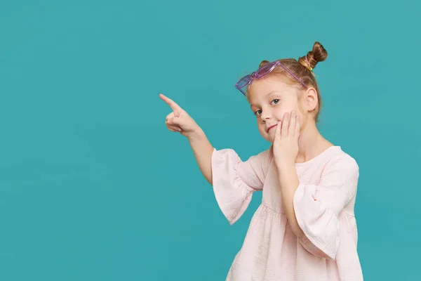 Portrait Une Enfant Fille Qui Fume Dans Des Lunettes Soleil — Photo