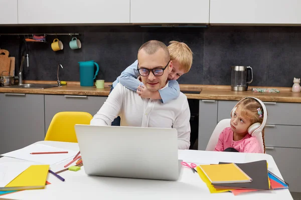 Father Working Home Lockdown Quarantine Closed School Coronavirus Outbreak Young — Stock Photo, Image