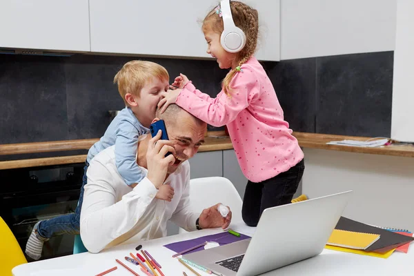 Father Working Home Lockdown Quarantine Closed School Coronavirus Outbreak Young — Stock Photo, Image