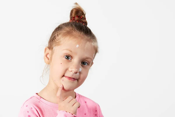 Πορτρέτο Ενός Μικρού Κοριτσιού Ανεμοβλογιά Δείχνει Ένα Δάχτυλο Ένα Κόκκινο — Φωτογραφία Αρχείου